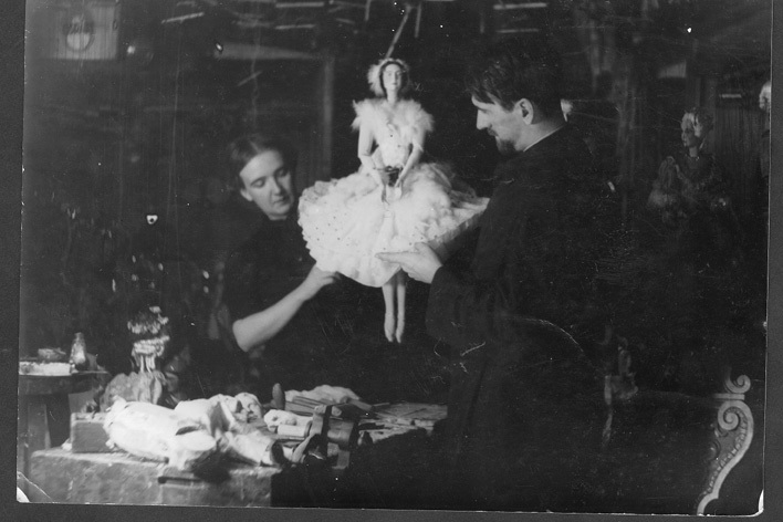The puppet of Anna Pavlova at a guest performance in Moscow/Leningrad 1936